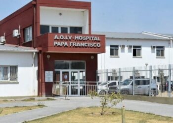 Ordenan «pedidos de informes urgentes» tras el parto en la calle de una mujer frente a un hospital