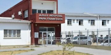 Ordenan «pedidos de informes urgentes» tras el parto en la calle de una mujer frente a un hospital