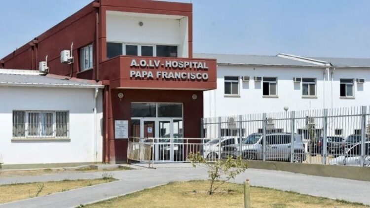 Ordenan "pedidos de informes urgentes" tras el parto en la calle de una mujer frente a un hospital