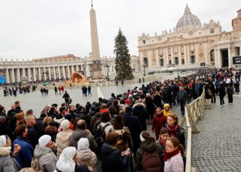 Miles de personas despidieron a Benedicto XVI