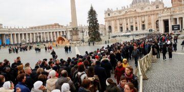 Miles de personas despidieron a Benedicto XVI