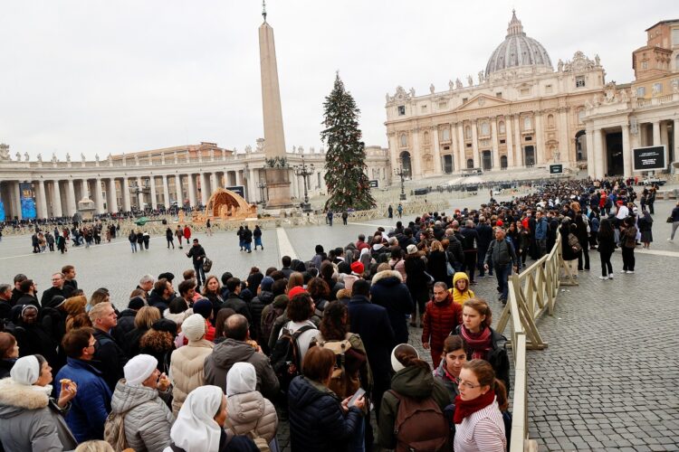 Fieles hacen cola para entrar en la Basílica de San Pedro para rendir homenaje al papa emérito Benedicto XVI en la Ciudad del Vaticano. 2 de enero de 2023. REUTERS/Ciro de Luca