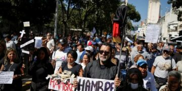 Masivas protestas reclamaron a Maduro mejoras salariales