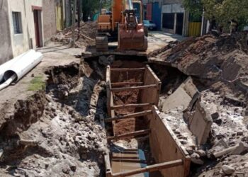 Un caño roto generó un cráter en Villa Páez
