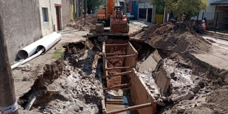 El enorme cráter se generó en la calle Faustino Tronge al 1.000.