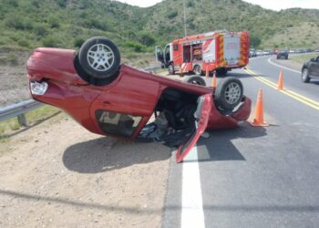 Un hombre resultó herido tras volcar su auto sobre el puente De la Sota