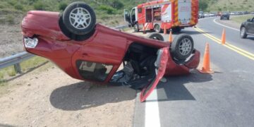 Un hombre resultó herido tras volcar su auto sobre el puente De la Sota