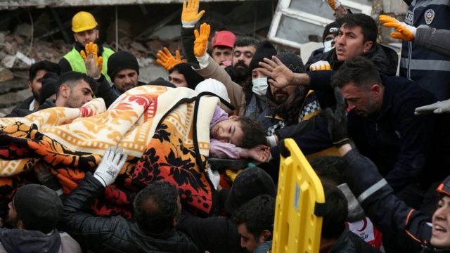 Sigue subiendo la cifra de víctimas por el terremoto en Turquía y Siria: superó los 11 mil muertos