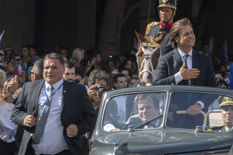 (FILES) In this file photo taken on March 1, 2020 Chief of the Presidential guard, Alejandro Astesiano (L), runs next to Uruguay's President Luis Lacalle Pou (R) during the inauguration ceremony in Montevideo. - The former head of security for the President of Uruguay Luis Lacalle Pou, Alejandro Astesiano, was sentenced on Wednesday February 15, 2023 to more than four years in prison for criminal association, influence peddling, disclosure of secrets and conjunction of public and private interest, according to the prosecutor's office. (Photo by Pablo PORCIUNCULA / AFP)