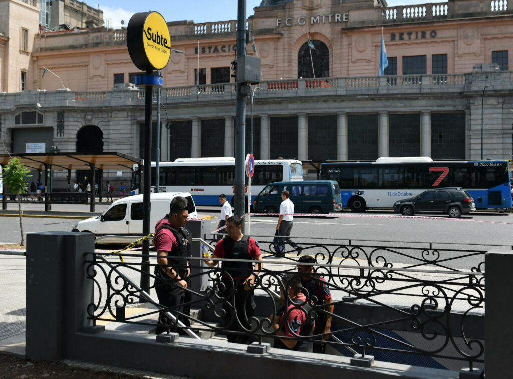 Una mujer policía murió en la estación Retiro luego de que le quitaran el arma y le dispararan