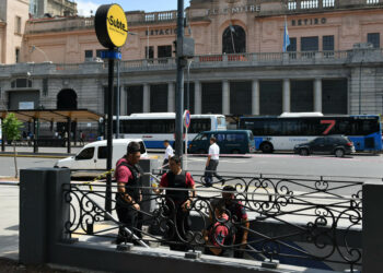 Una mujer policía murió en la estación Retiro luego de que le quitaran el arma y le dispararan