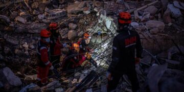 Hallaron otras tres personas vivas debajo de los escombros.