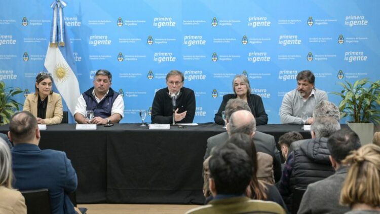 El Gobierno se reúne con el Senasa para sumar medidas ante el avance de la gripe aviar