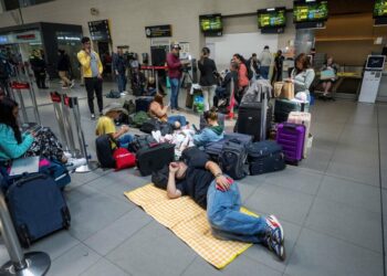Argentinos quedaron varados en Colombia tras la suspensión de los vuelos de una aerolínea low-cost