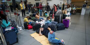 Argentinos quedaron varados en Colombia tras la suspensión de los vuelos de una aerolínea low-cost