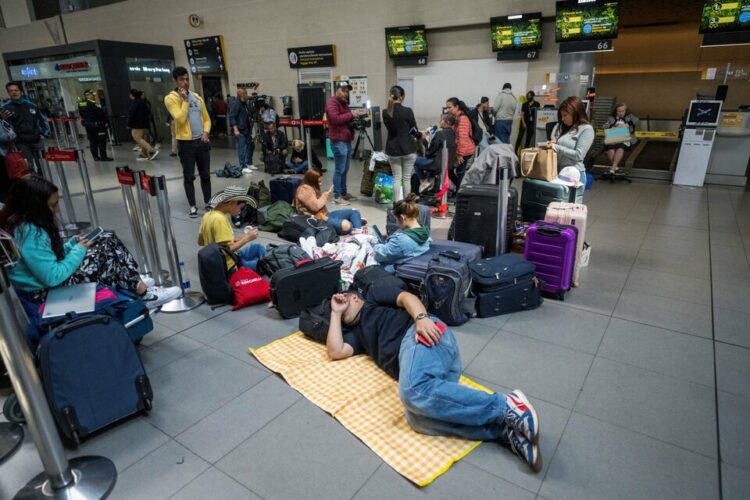 Argentinos quedaron varados en Colombia tras la suspensión de los vuelos de una aerolínea low-cost
