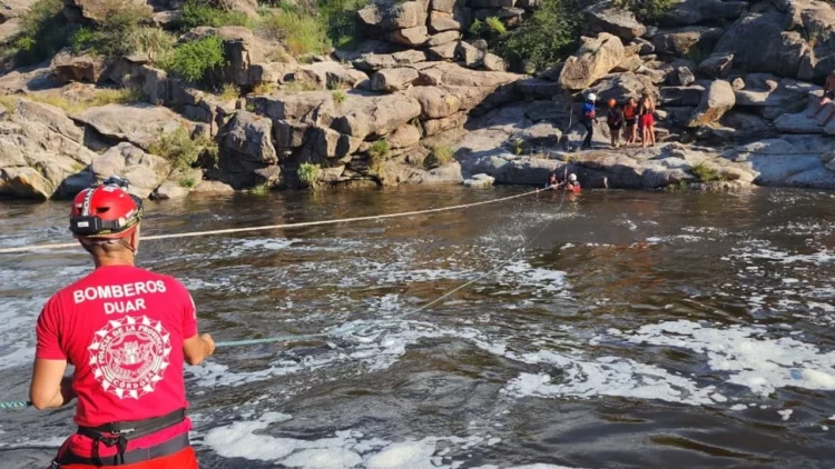 Rescatan a 20 turistas atrapados en la crecida de un río en Mina Clavero