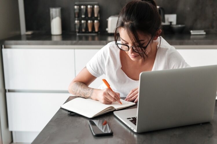 Becas y capacitaciones para emprendedores