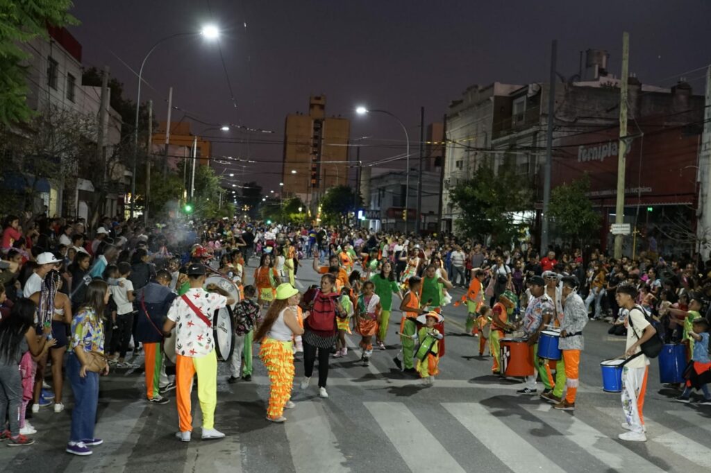 Murgas, comparsas y batucadas en los barrios de la ciudad