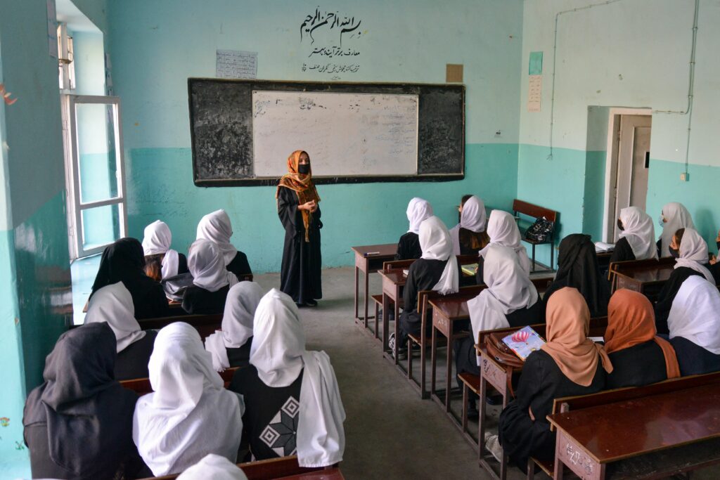 Envenenaron a alumnas de colegios de mujeres en Irán para obligarlos a cerrar