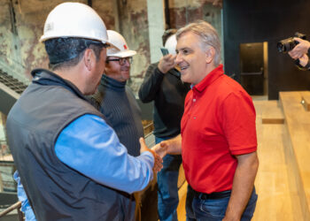 El Comedia vuelve a gritar su nombre: colocan las letras y figuras de la nueva fachada