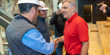 El Comedia vuelve a gritar su nombre: colocan las letras y figuras de la nueva fachada