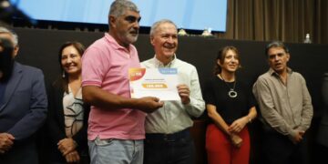 Schiaretti entregó 200 nuevos créditos a familias de capital