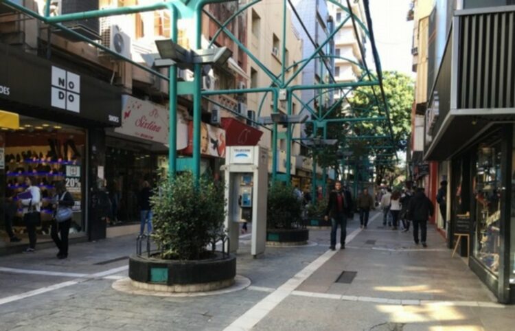 Las ventas minoristas cayeron un 0,3% interanual en enero