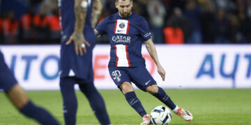 Con un golazo de Messi, PSG dió vuelta un difícil partido