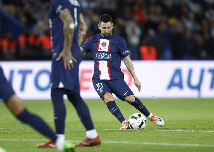 Soccer Football - Ligue 1 - Paris St Germain v OGC Nice - Parc des Princes, Paris, France - October 1, 2022 Paris St Germain's Lionel Messi scores their first goal from a free kick REUTERS/Christian Hartmann