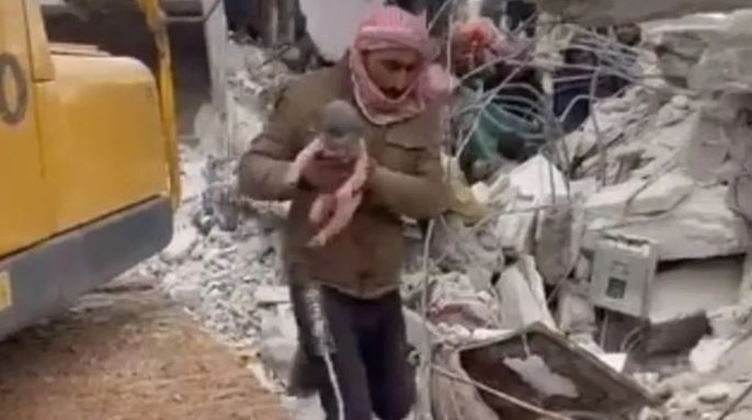 Una bebe recién nacida fue rescatada entre los escombros en Siria