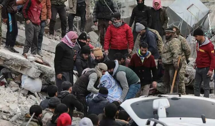 Mientras el frío complica a los socorristas en Turquía y Siria, la cifra de muertos ascendió a más de 17.100
