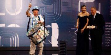 Con «El Tula» como representante, la hinchada argentina hizo historia en París