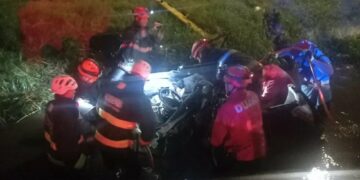 Perdió el control, cayó con su auto al canal y sufrió de un paro cardíaco