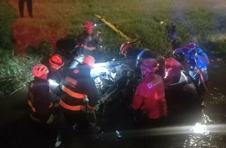 Perdió el control, cayó con su auto al canal y sufrió de un paro cardíaco
