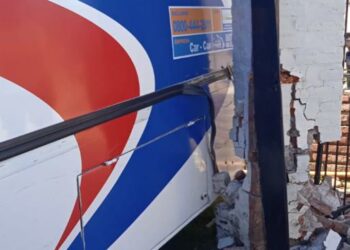 Tras perder el control, un colectivo terminó incrustado en una vivienda de Carlos Paz