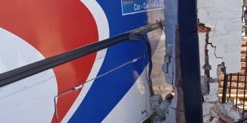 Tras perder el control, un colectivo terminó incrustado en una vivienda de Carlos Paz