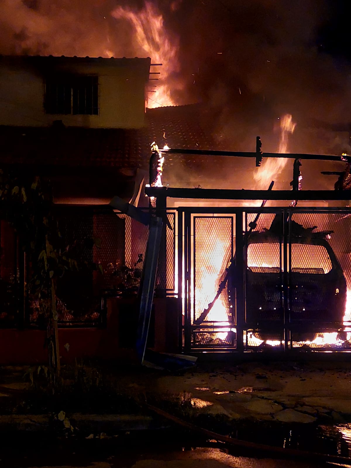 Un impresionante incendio destruyó por completo una casa en barrio Santa Clara de Asís