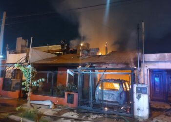 Un impresionante incendio destruyó por completo una casa en barrio Santa Clara de Asís