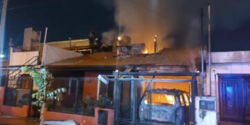 Un impresionante incendio destruyó por completo una casa en barrio Santa Clara de Asís