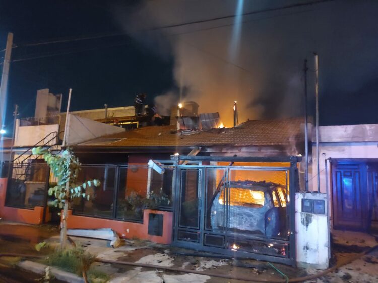 Un impresionante incendio destruyó por completo una casa en barrio Santa Clara de Asís