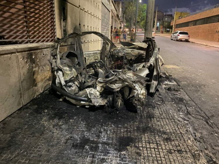 Explosión, choque y fuga protagonizadas por dos delincuentes en barrio San Vicente