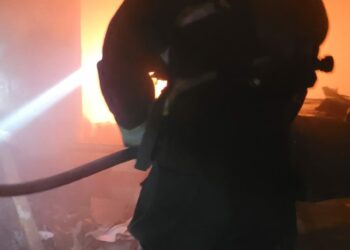 Una ex curtiembre en barrio Müller, envuelta en llamas