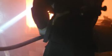 Una ex curtiembre en barrio Müller, envuelta en llamas