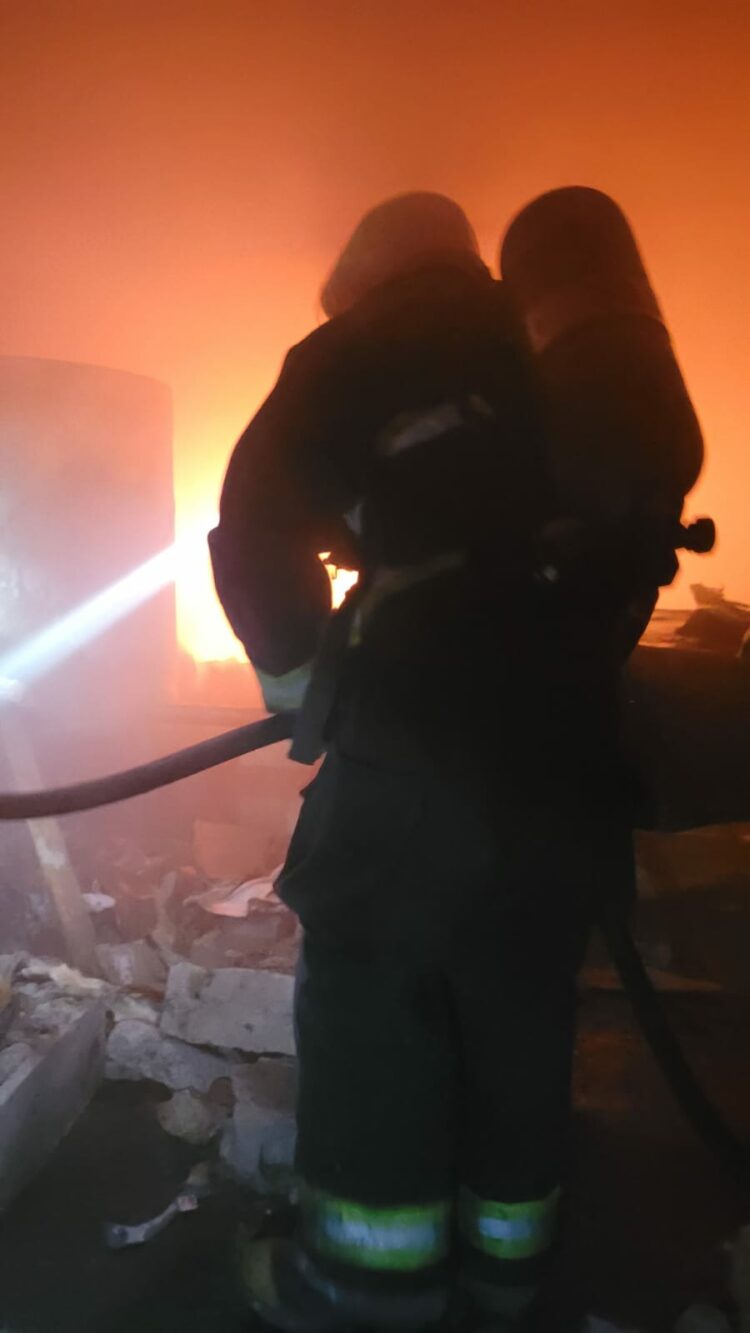 Una ex curtiembre en barrio Müller, envuelta en llamas