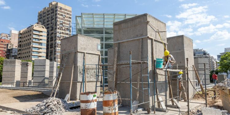 Tras varios años de abandono, inician la recuperación de los tótems de Plaza España