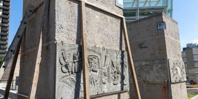 Tras varios años de abandono, inician la recuperación de los tótems de Plaza España