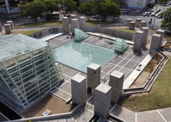 Tras varios años de abandono, inician la recuperación de los tótems de Plaza España