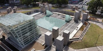 Tras varios años de abandono, inician la recuperación de los tótems de Plaza España