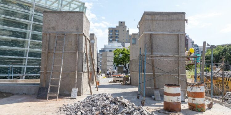 Tras varios años de abandono, inician la recuperación de los tótems de Plaza España